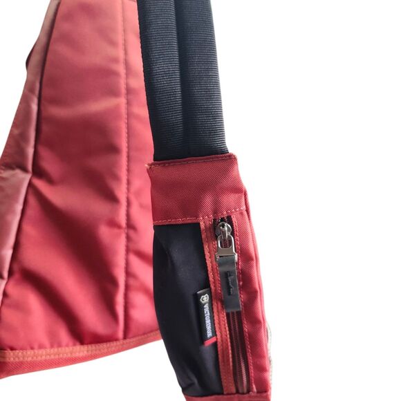 Victorinox Swiss Army Crossbody MonoSling Backpack Gym Bag Red Electronic Pocket - Picture 6 of 15